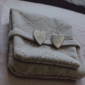 NEVER WORN GUCCI trademark heart earrings
